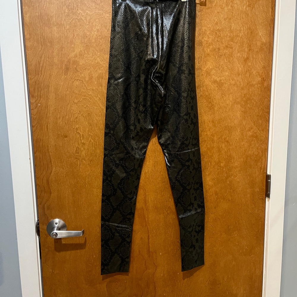Commando Faux Leather Python Print Pants Médium NWT - Picture 4 of 4